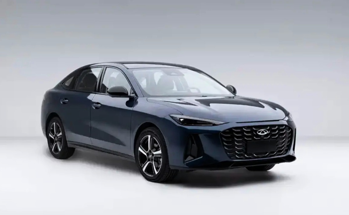 Sedã Chery Arrizo 7 azul-escuro em vista dianteira e lateral, com faróis estreitos e grade frontal ampla.