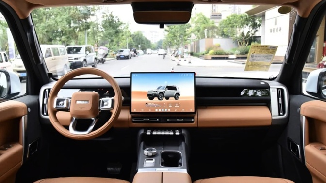 Interior do Chery iCar V27 com bancos e painel em tom marrom, volante e tela central; veículos aparecem na rua à frente.