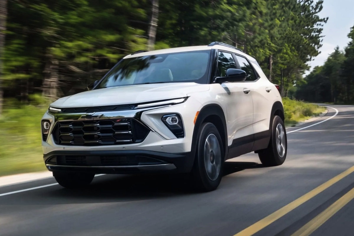 Chevrolet Trailblazer Z71 branco em movimento em uma estrada cercada por árvores.