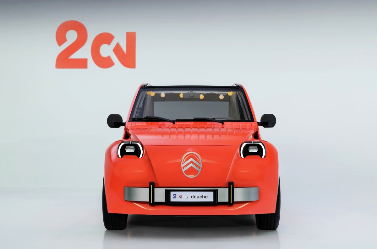Frente laranja do Citroën 2 CV Concept, com o texto 2 CV ao fundo.
