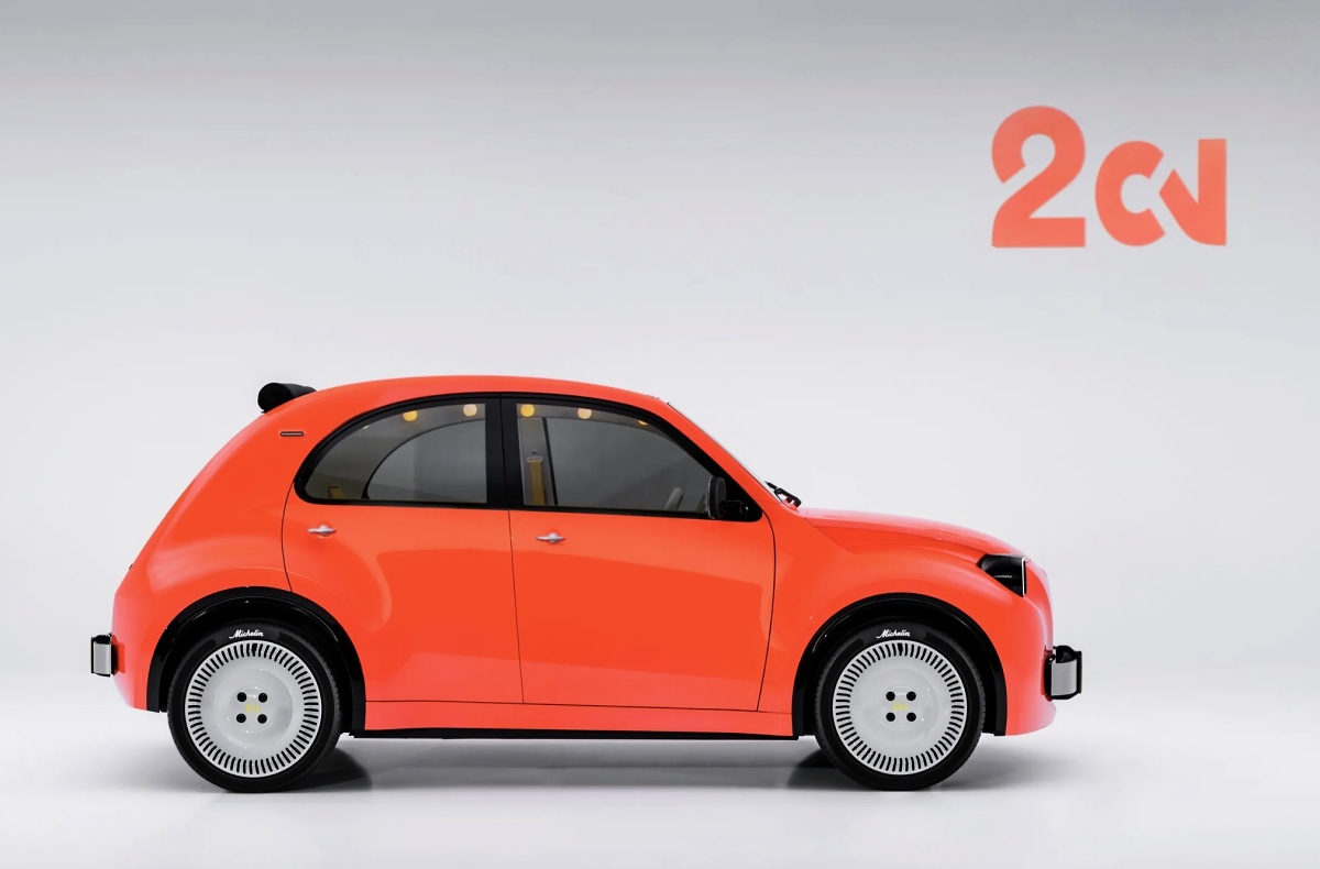 Citroën 2 CV Concept laranja visto de lado, com rodas brancas e a inscrição 2 CV ao fundo.