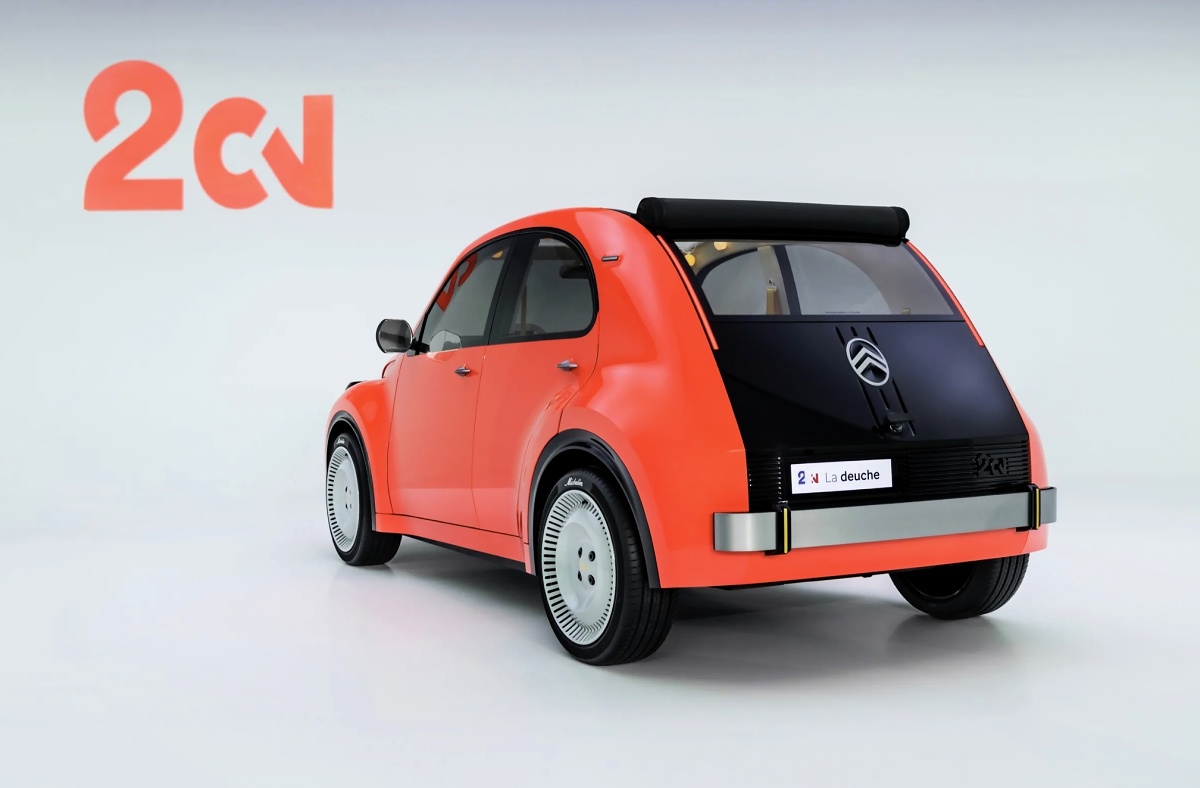 Traseira e lateral do Citroën 2 CV Concept laranja, com painel traseiro preto e teto de tecido enrolado.