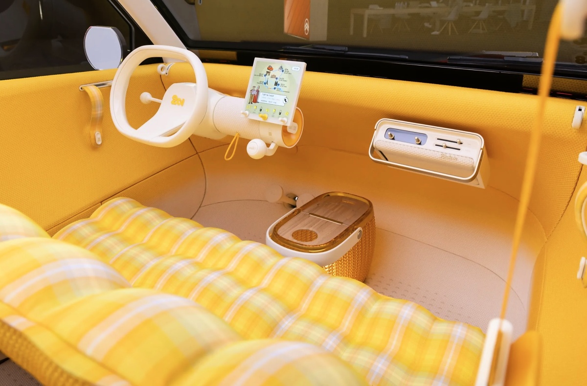 Interior amarelo do Citroën 2 CV Concept, com volante branco, tela central e bancos de tecido xadrez.