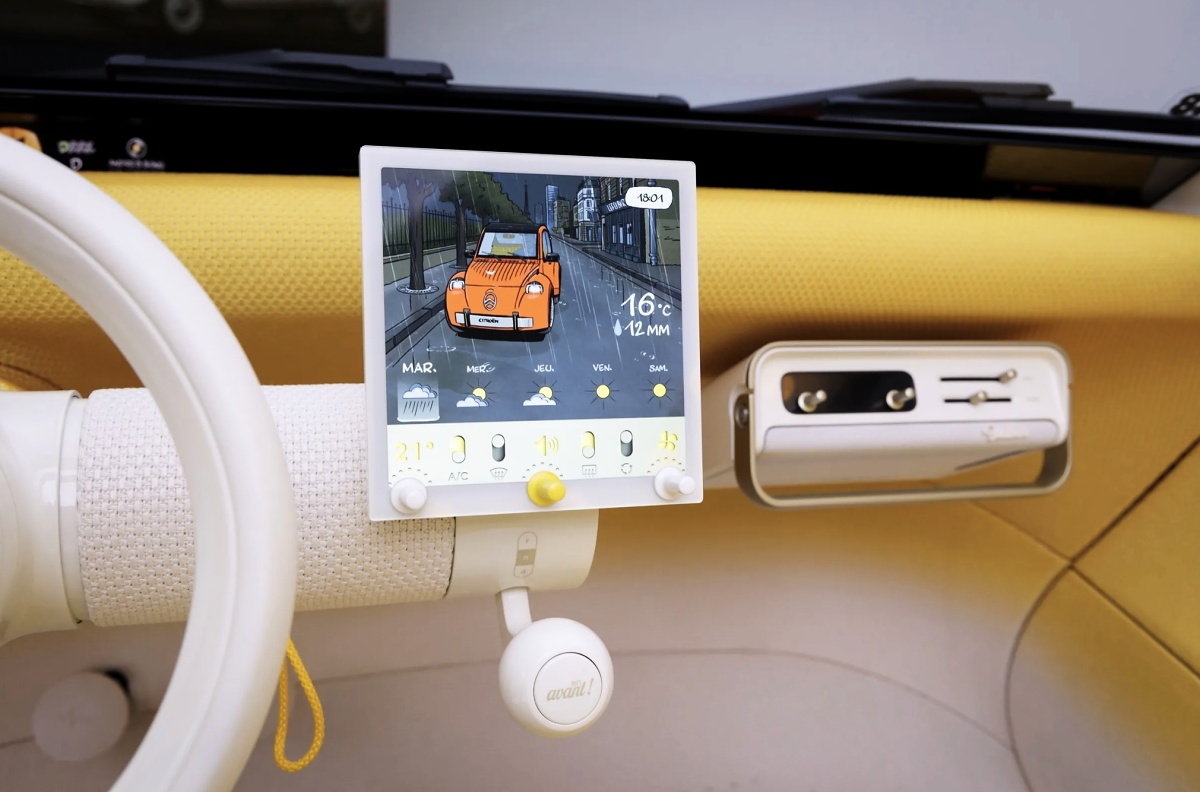 Detalhe do painel amarelo do Citroën 2 CV Concept, com tela exibindo previsão do tempo e parte do volante branco.