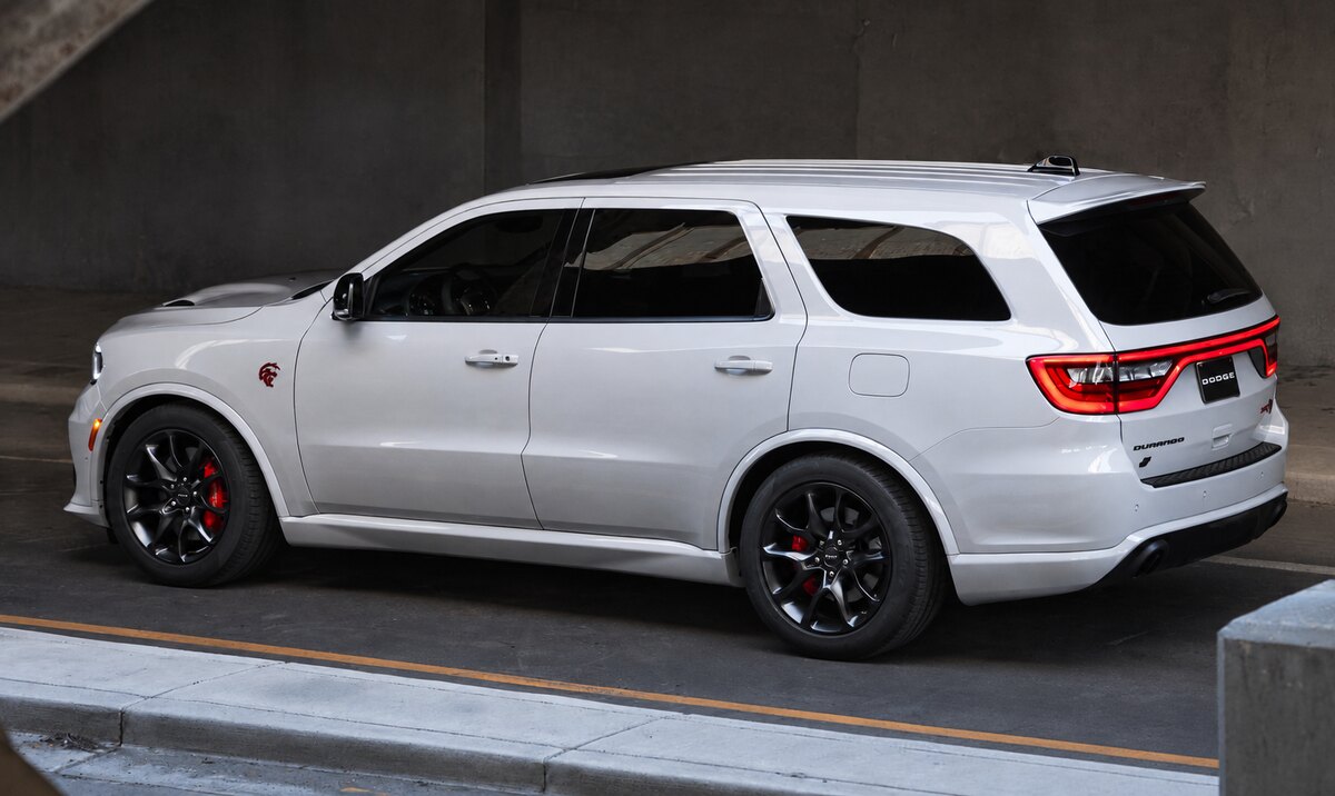 Dodge Durango cinza-claro visto de lado, com rodas pretas e pinças de freio vermelhas.