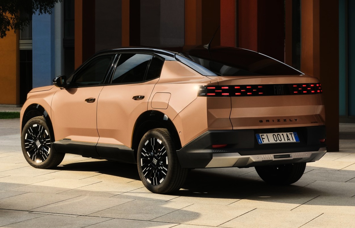 Traseira do Fiat Grizzly Fastback em tom cobre, com lanternas horizontais e a inscrição Grizzly na tampa.