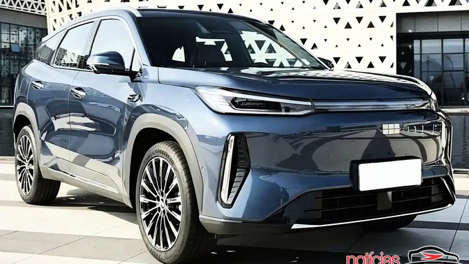 SUV Geely Galaxy M7 azul visto de frente e de lado, diante de um edifício.