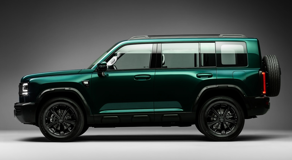 GWM Haval H7 verde visto de lado, com estepe preso à traseira, rodas pretas e molduras escuras nas caixas de roda.