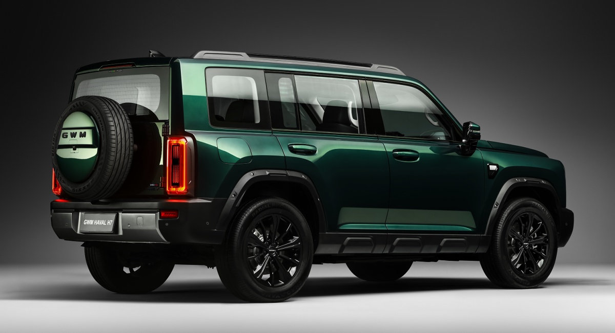 GWM Haval H7 verde visto pela traseira e pelo lado, com estepe externo, lanternas verticais e rodas pretas.