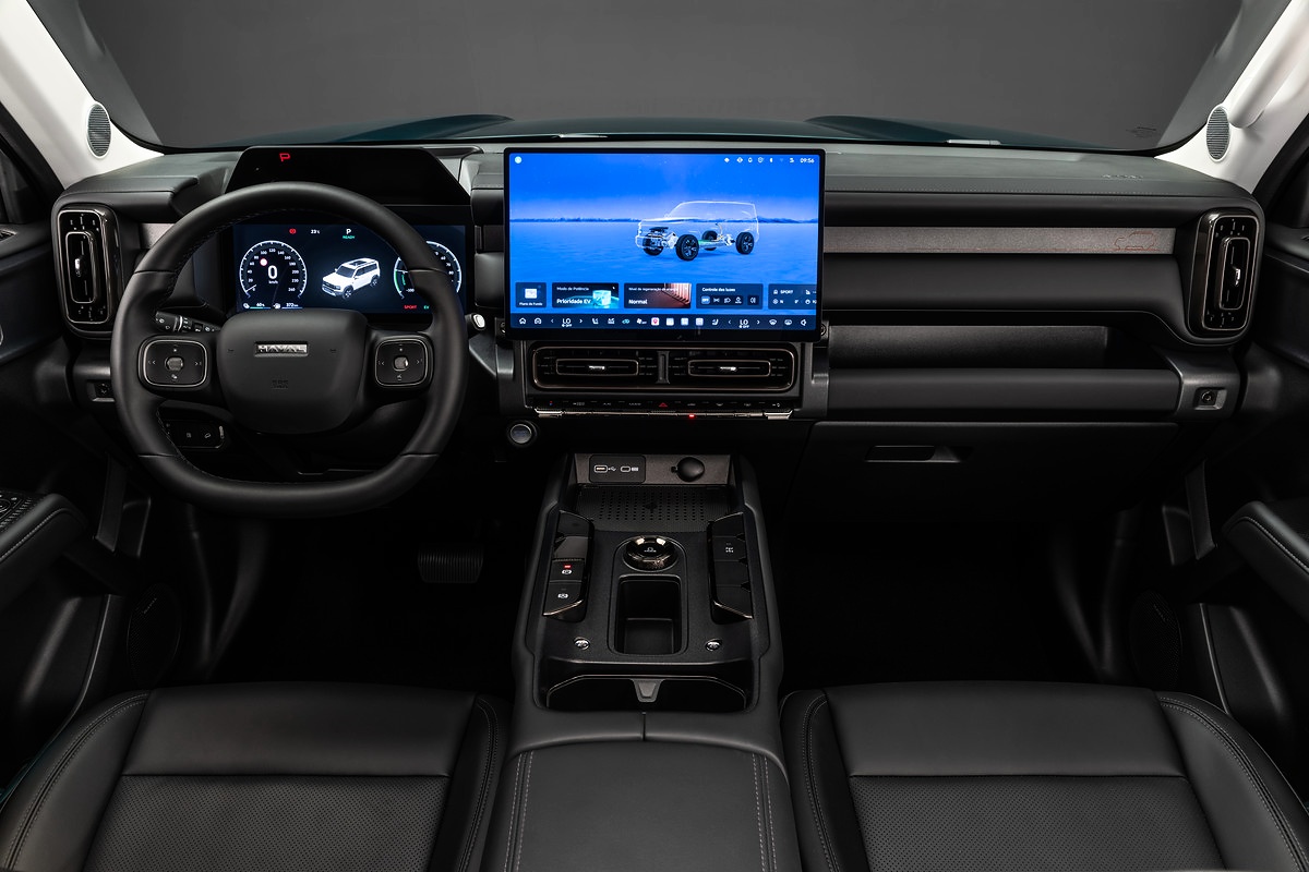Painel do Haval H7 com volante, quadro de instrumentos digital, tela central, saídas de ar e console entre os bancos.