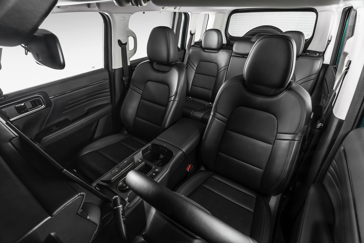 Interior do Haval H7 com bancos dianteiros e traseiros revestidos de preto, console central e teto claro.