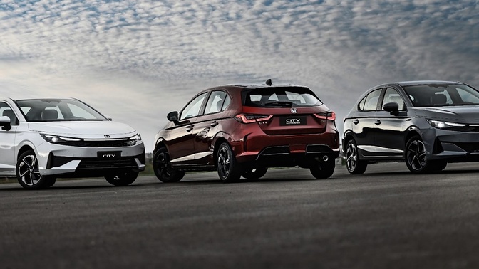 Honda City sedã branco, hatch vermelho e sedã cinza alinhados em uma pista, vistos de frente e pela lateral.