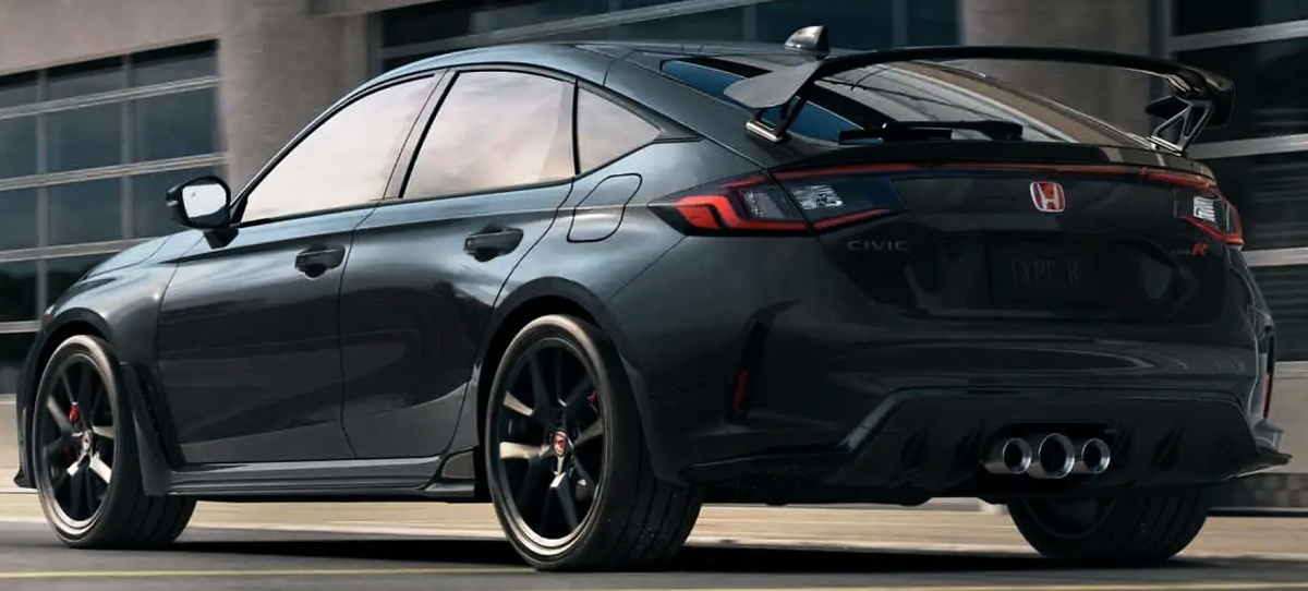 Honda Civic Type R cinza-escuro visto pela traseira, com aerofólio, lanternas vermelhas e três saídas de escape centrais.