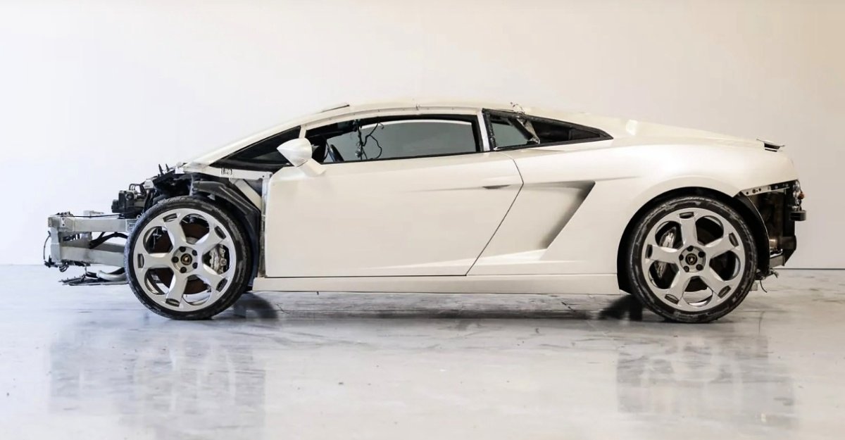 Lamborghini Gallardo branco visto de perfil, com a dianteira desmontada e as rodas expostas.