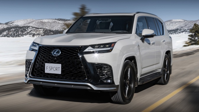 lexus-lx-japão-1 Lexus LX branco com placa F SPORT em uma estrada cercada por montanhas nevadas.