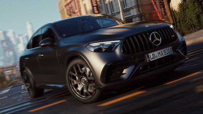 Mercedes-AMG GLC 53 Coupé cinza em uma avenida urbana, visto de frente e pela lateral.
