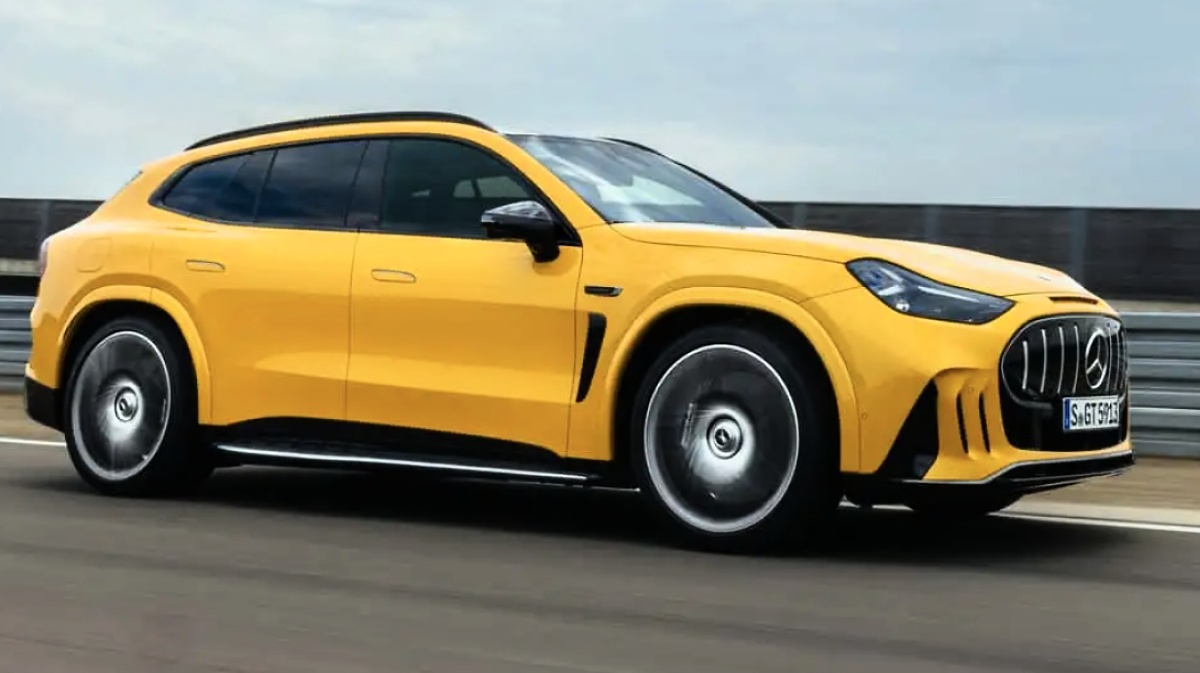 Mercedes-AMG GT SUV amarelo visto de lado e de frente, em uma pista cercada por barreiras.