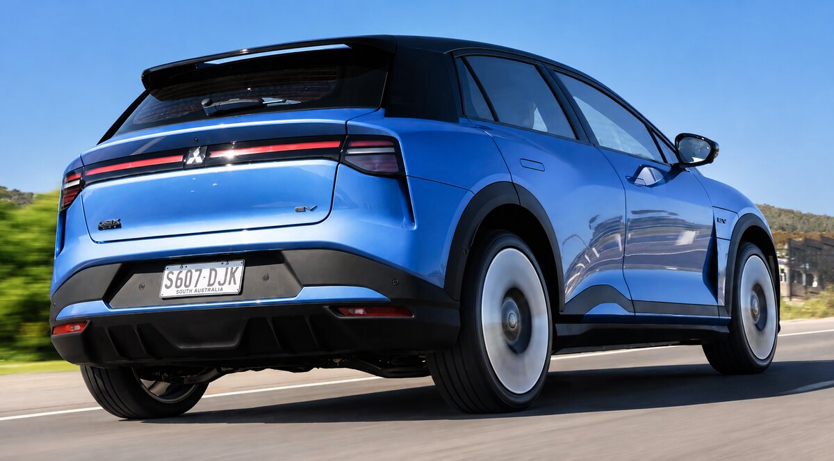 Mitsubishi ASX VR-e azul visto de traseira e de lado, em movimento numa estrada.