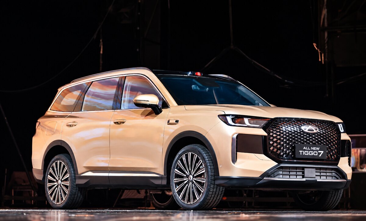 O novo Tiggo 7 já foi mostrado pela Chery e tem o Brasil no radar; com 4,60 m, ele pode substituir ou complementar o SUV vendido pela CAOA