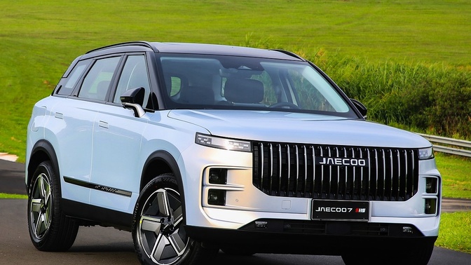 SUV branco da Jaecoo em uma estrada, com a inscrição “JAECOO” na grade e “JAECOO 7 SHS” na placa.