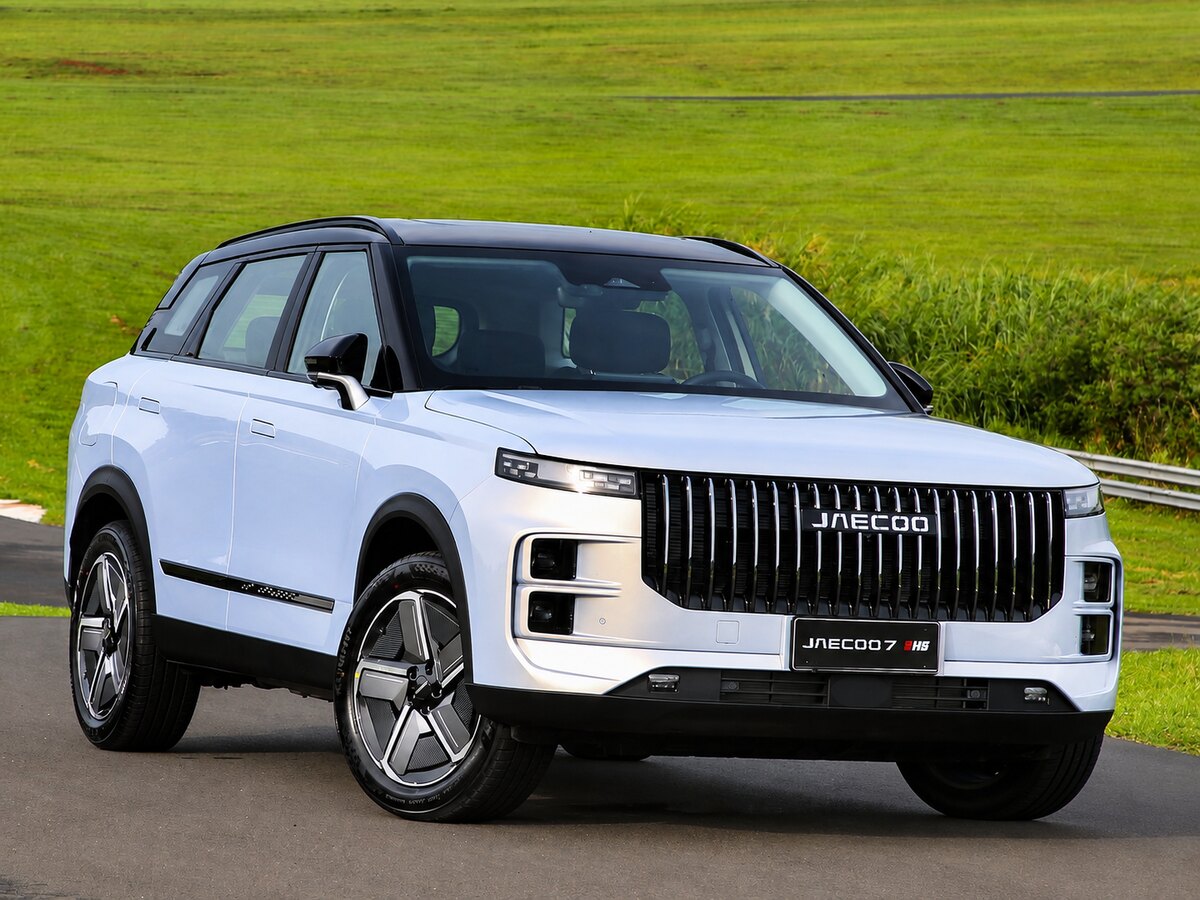 SUV branco da Jaecoo em uma estrada, com a inscrição “JAECOO” na grade e “JAECOO 7 SHS” na placa.