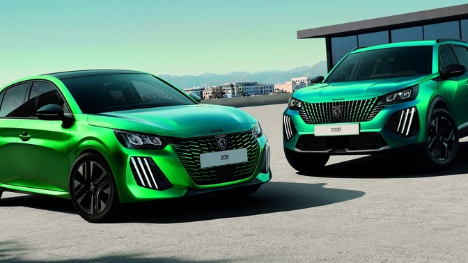 Peugeot 208 verde à frente de um Peugeot 2008 verde, ambos estacionados em um terraço.