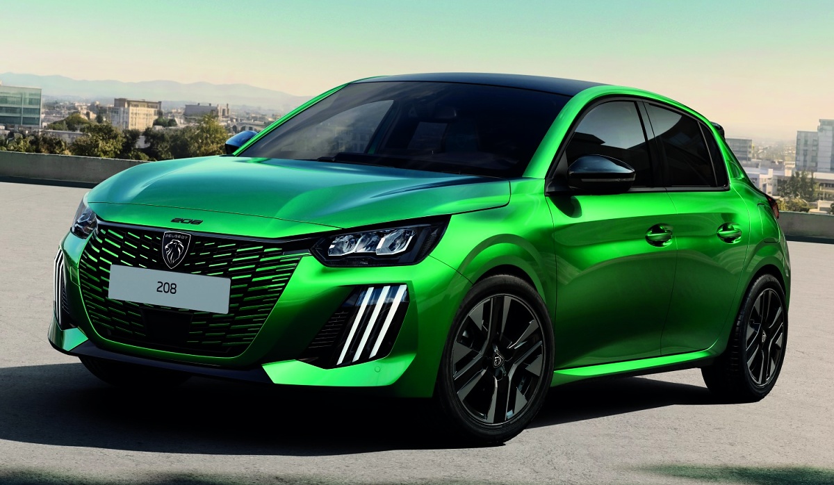 Peugeot 208 verde em uma área pavimentada, visto de frente e de lado.