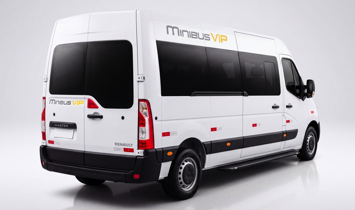 Renault Master branca vista pela traseira e pelo lado, com inscrições Master, Renault e Minibus VIP.