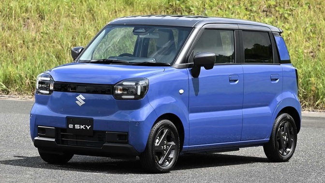 Suzuki e-Sky azul em uma rua, com vegetação ao fundo e o nome do modelo visível na placa dianteira.