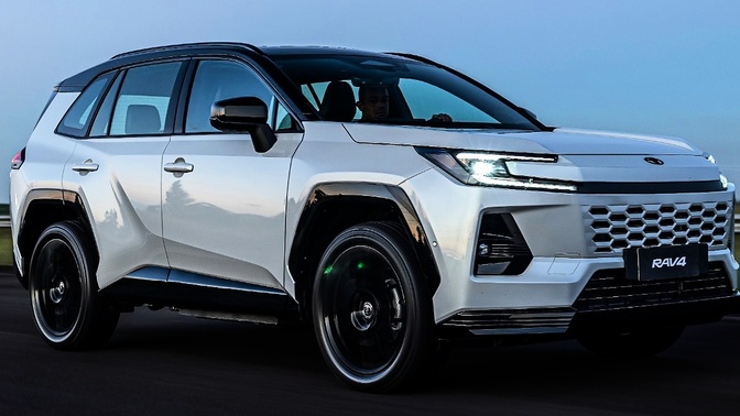 Toyota RAV4 branco com teto preto em movimento numa pista, visto de frente e de lado; há uma pessoa ao volante.