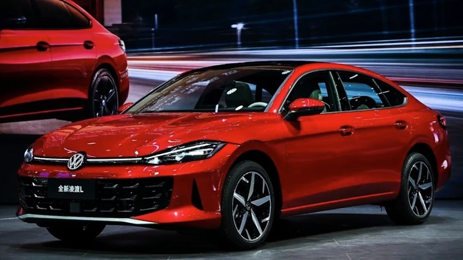 Volkswagen Lamando L vermelho visto de frente, com outro sedã vermelho ao fundo e caracteres chineses na placa.
