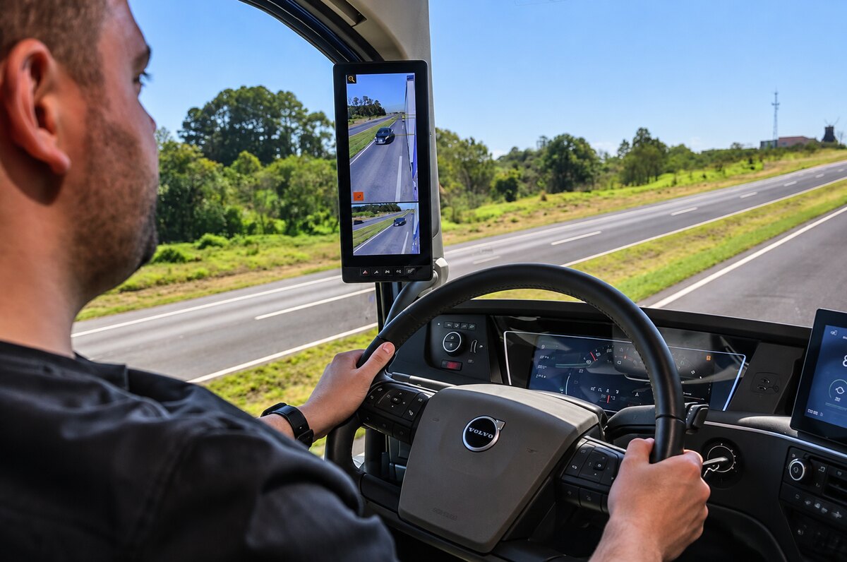 Se o motorista fechar os olhos ou tirar as mãos do volante, caminhão da Volvo emite alertas e pode parar sozinho na faixa de rodagem