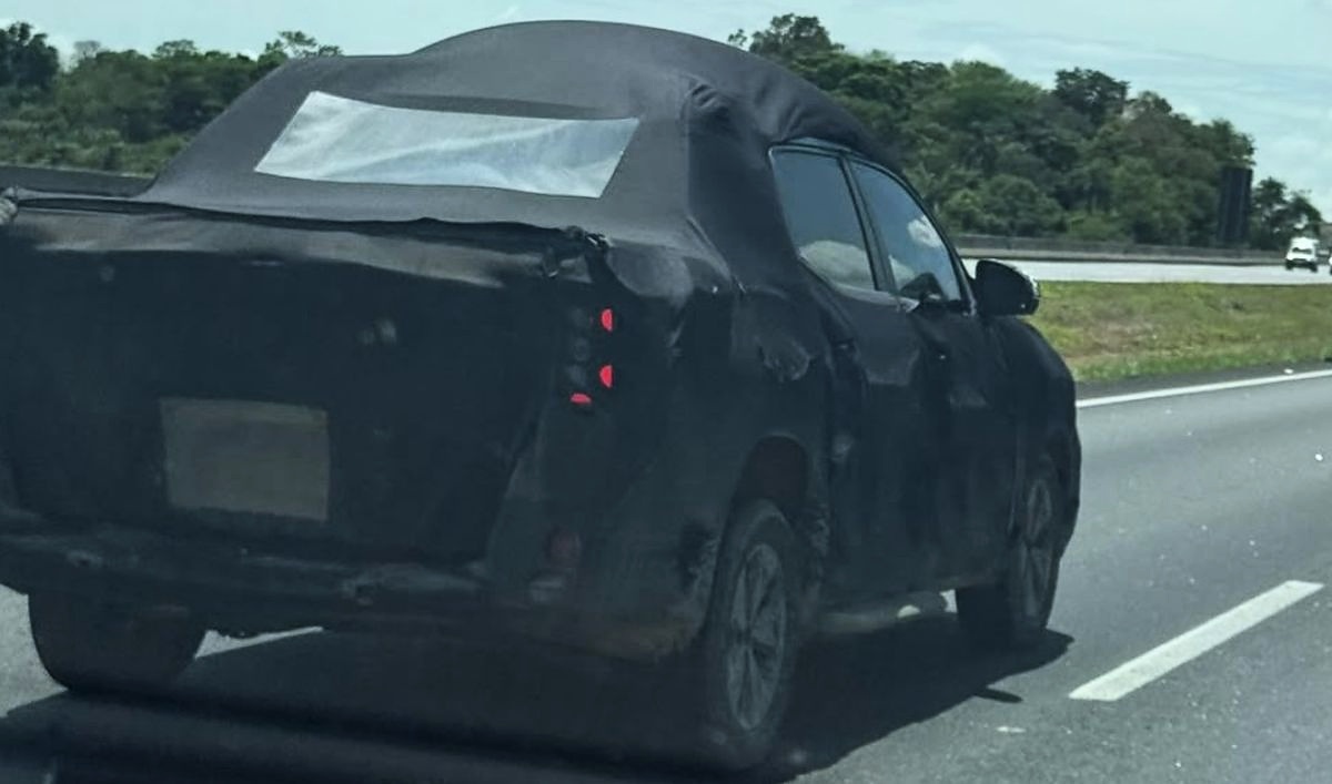 Volkswagen Tukan volta a ser flagrada sob camuflagem pesada na Dutra, perto de Taubaté, embora a nova picape já tenha sido revelada