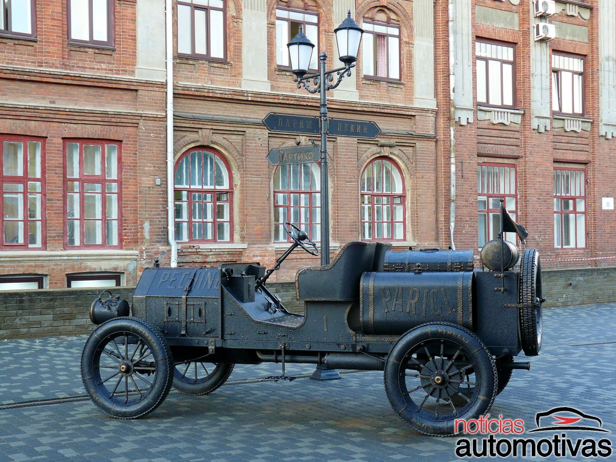 Escultura em Kirov, Rússia, do Itala 35/45 HP, com motor de 7.4 litros, vencedor da corrida de Pequim a Paris, pilotado pelo príncipe Scipione Borghese, em 1907.