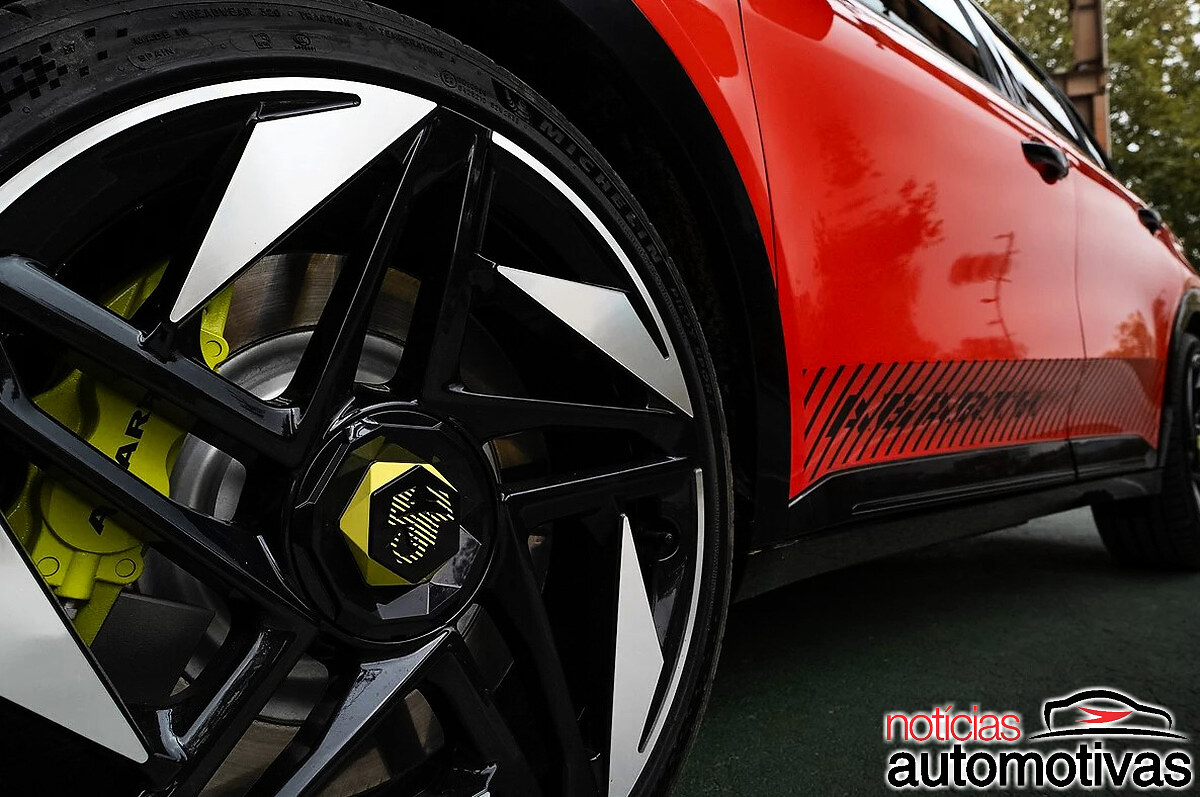 abarth 600e competizione uk 2