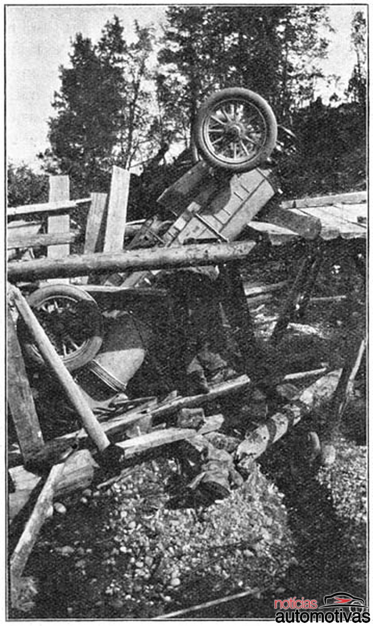 Carro Itala acidentado na corrida de Pequim até Paris, em 1907.