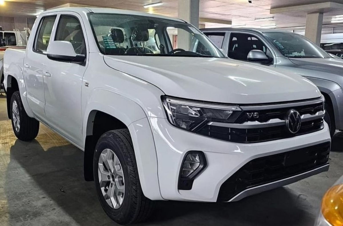 Volkswagen Amarok 2025 na versão Comfortline aparece em flagra