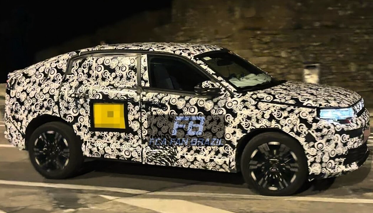 Flagra: próximo Fiat Fastback é visto com menos camuflagem e mostra como será o layout da nova geração