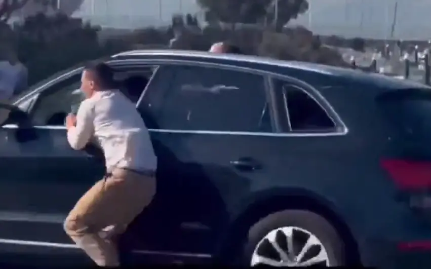 VÍDEO: Homem tenta impedir ladrão de roubar usando um SUV Audi