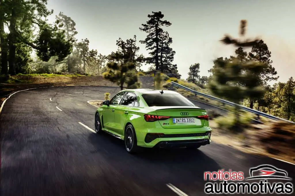 É rápido! Audi RS3 Sedan 2022 dispara até 100 km/h em 3,1 s! 