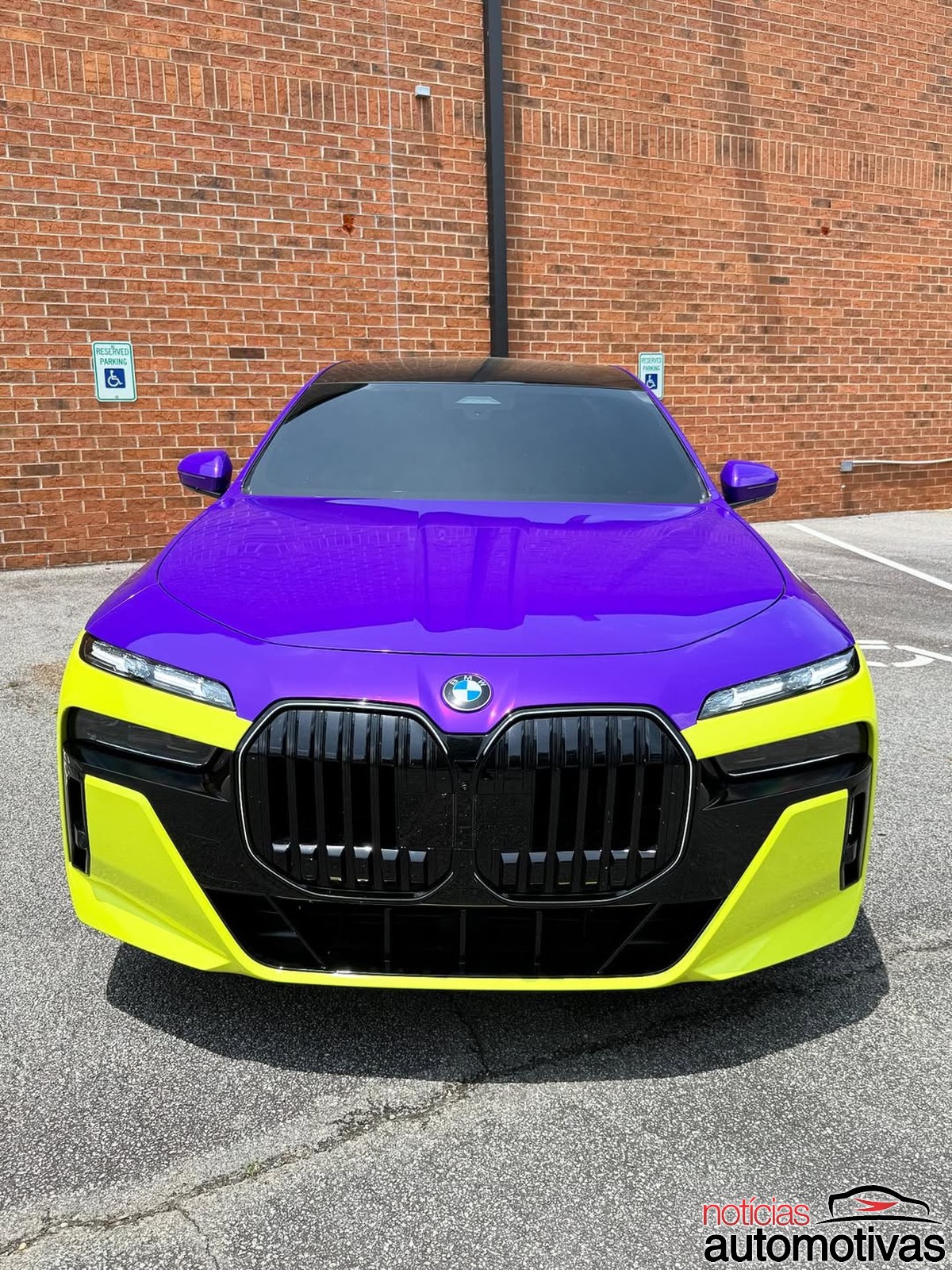 Sedan de luxo ou carro de escola de samba? BMW Série 7 causa com novo visual de gosto bem duvidoso