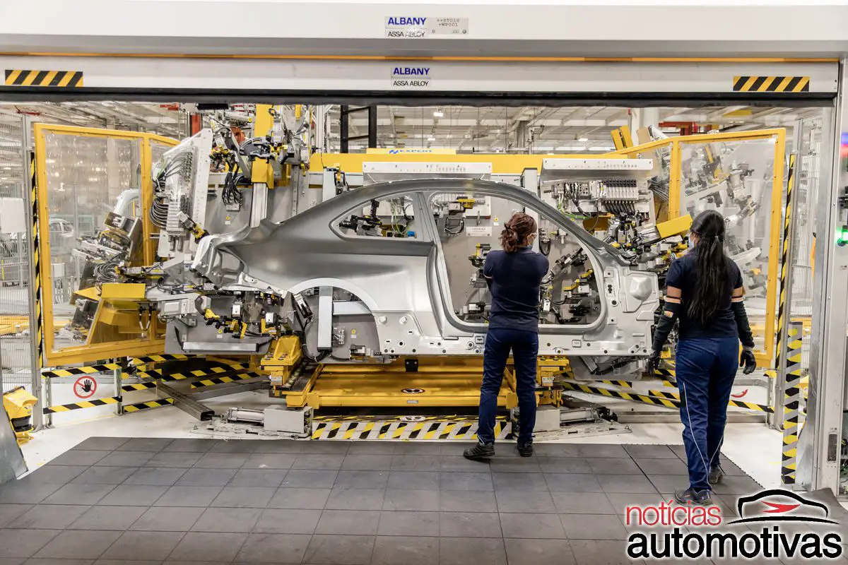Em meio à crise de fronteira, BMW inaugura fábrica no México 