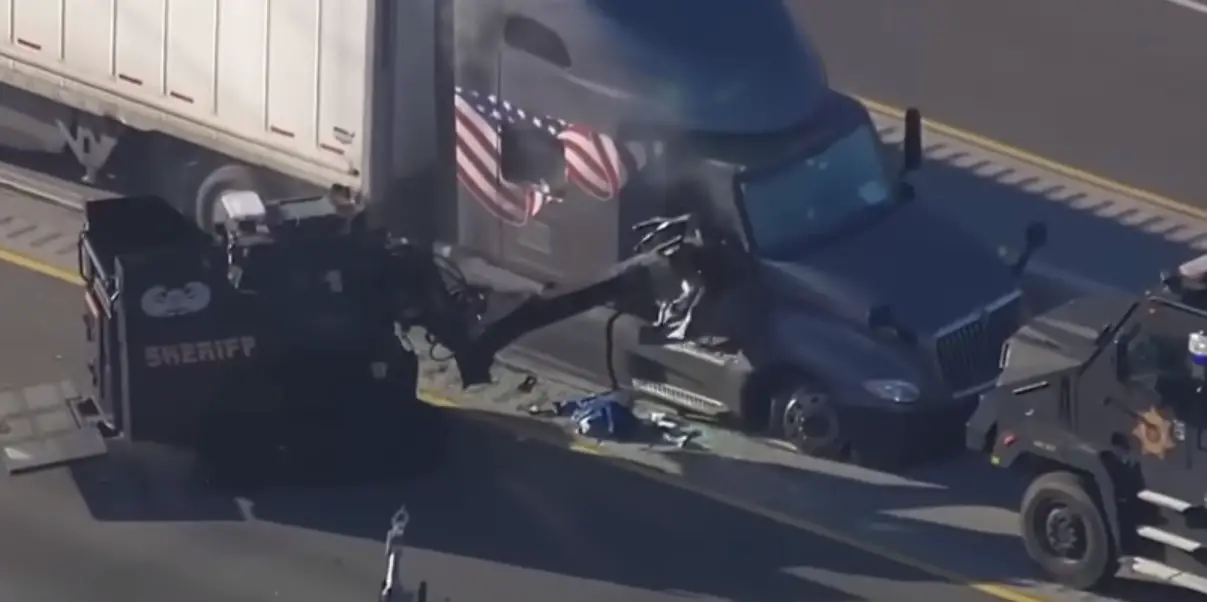 SWAT usa robô com ariete contra suspeito em um caminhão após perseguição no Texas