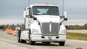 caminhao eletrico carregado em movimento eua (1)