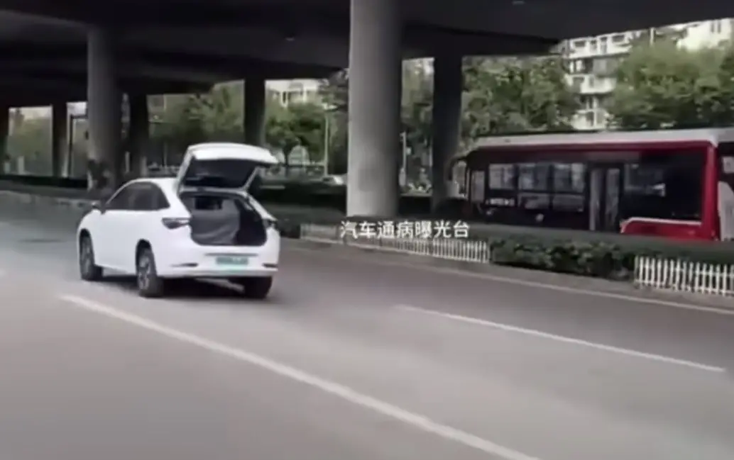 Bateria de carro elétrico cai no meio da rua na China