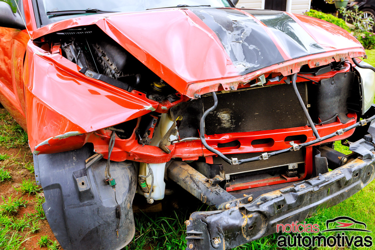 carro batido amassado acidente (1) carro batido amassado acidente (1)