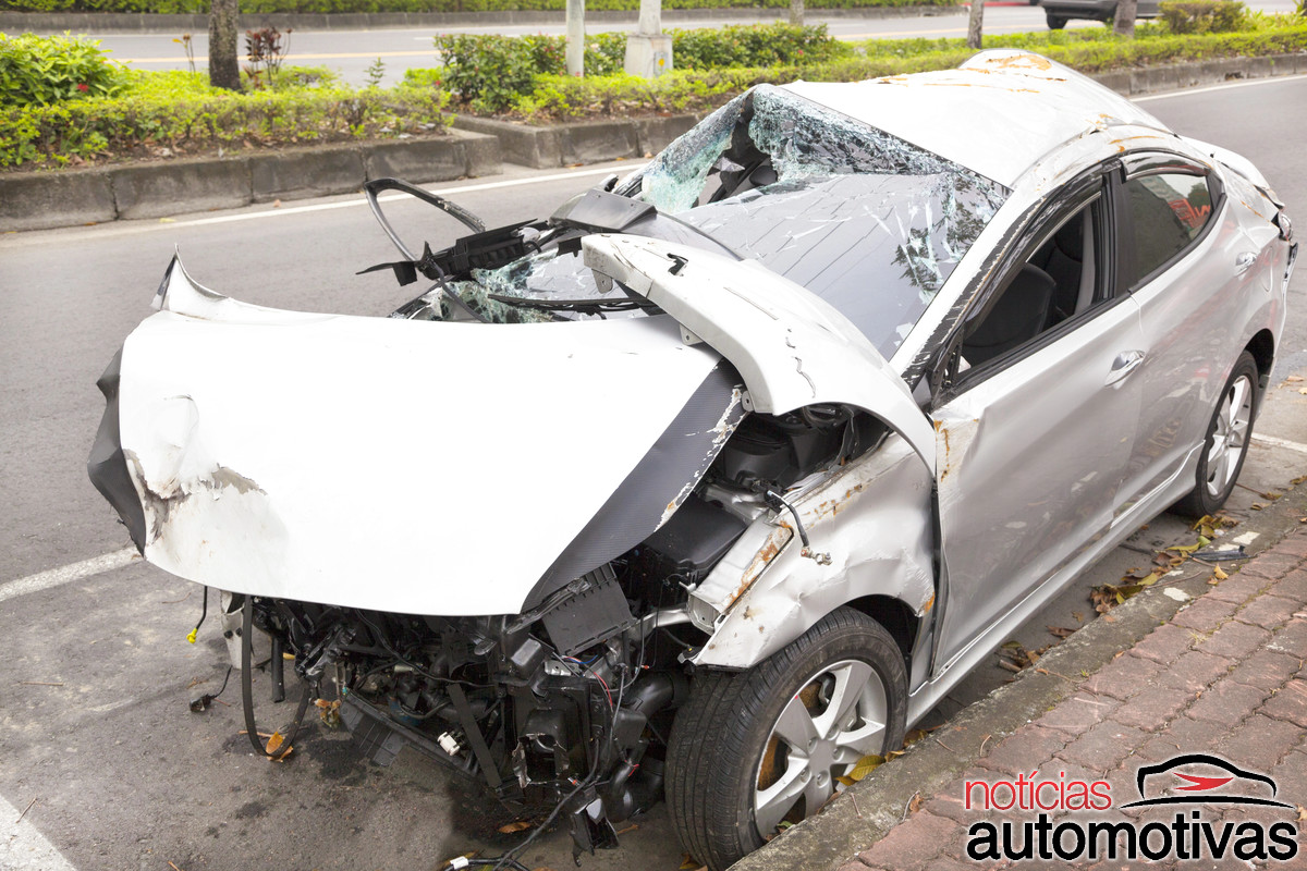 carro batido amassado acidente (3) carro batido amassado acidente (3)