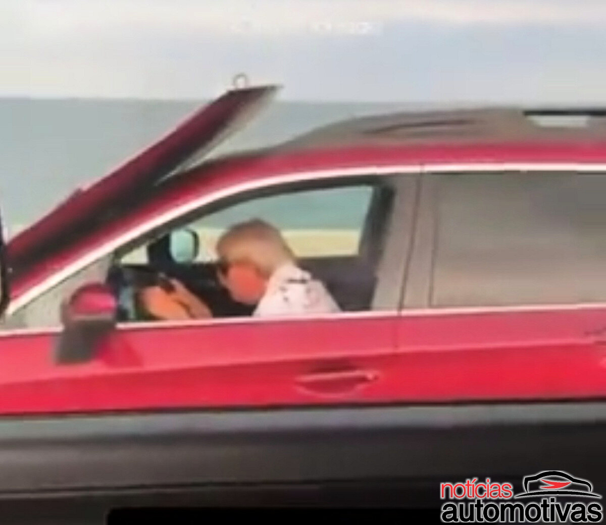 Motorista é flagrado rodando quase às cegas, a mais de 100 km/h, com o capô levantado