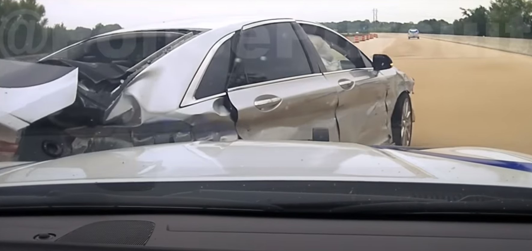 Manobra incrível da polícia americana despedaça carro de bandido