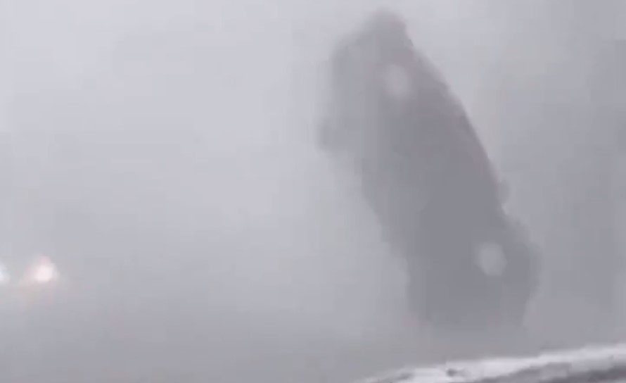 Motorista filma carro sendo levado por tornado nos EUA